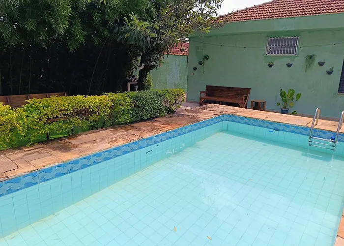Open House Timboré, Casa com espaço gourmet, churrasqueira, quarto casal, mais 1 quarto com 2 treliches acomoda 6 pessoas, piscina, espaço familiar e aconchegante, próximo ao aeroporto São Paulo